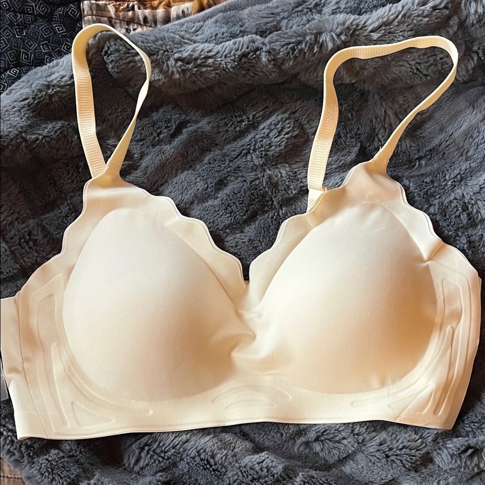 Seamless Curvevera Cream Bra
